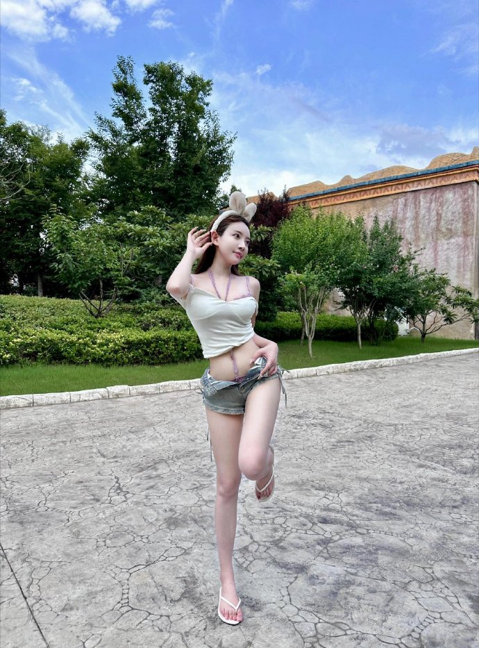 他是谁 海报